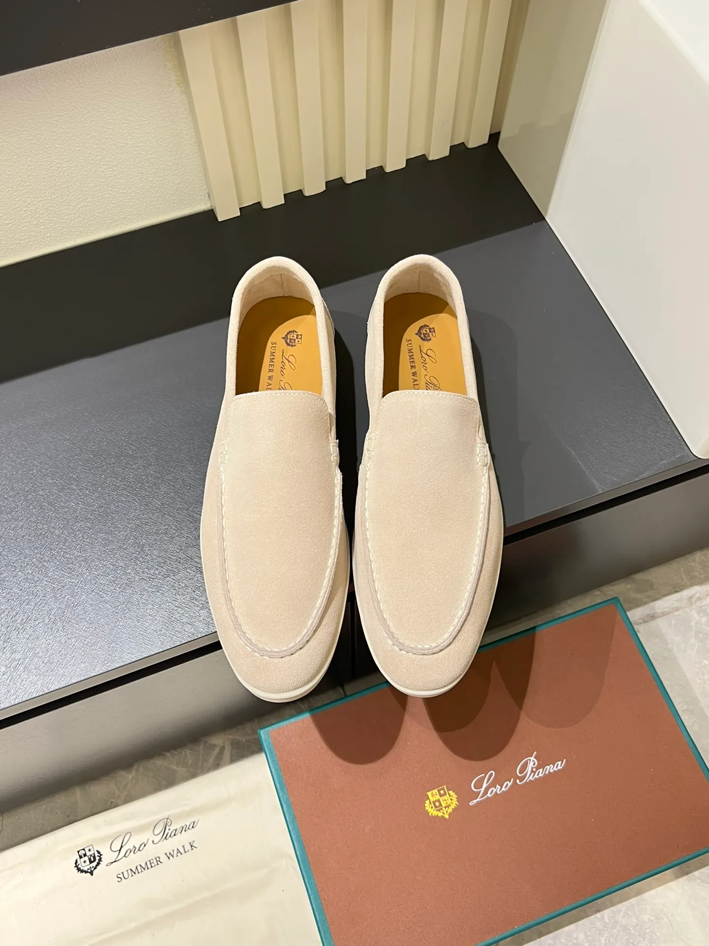 Men's shoes 💰p360 "Loro men's shoes 💰pian'*" Classic L men's shoes for couples 💰p Top version British flat loafers, a must-have item in old money style, the minimalist design is eye-catching and durable, a plus point for dressing The soft foot feel and texture are outstanding. They don’t scratch your feet and are very nice. They are matched with soft and waxy soles. They can be worn daily for a long time without getting tired. They are easy to wear, versatile and classic items, with perfect foot feel and texture! Imported cashmere fabric, the lining is made of imported A-grade water-dyed cow lining, the top version of the genuine leather midsole is sewn with pure handmade mark thread! Size: Female 35-40 (34. Customized) Male 38-44 (45.46. Customized)